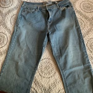 Light wash Levi’s boot cut